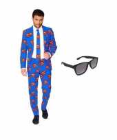 Heren verkleedkleding met superman print maat 52 xl met gratis zonnebr